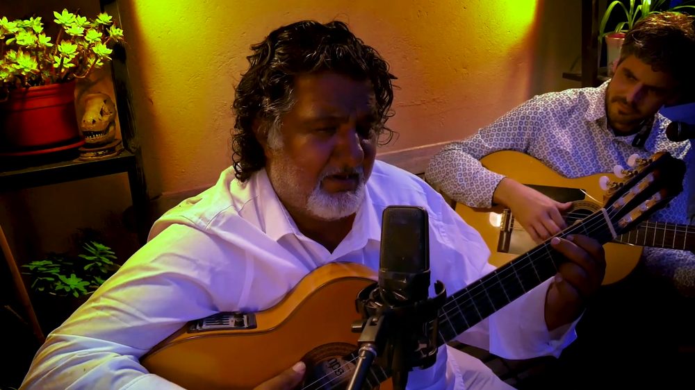 El Lolailo y el Domi tocando rumba con dos guitarras españolas